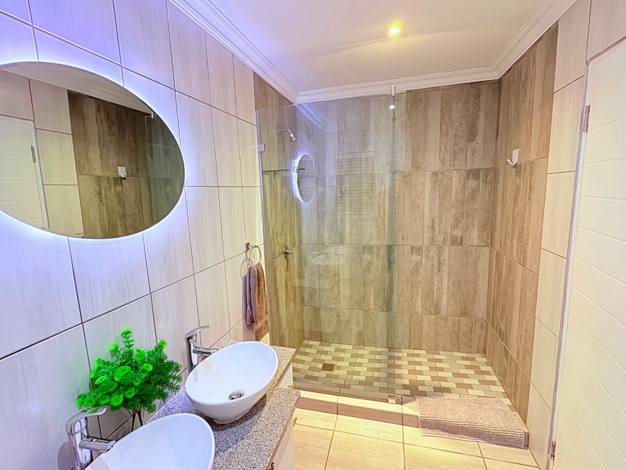 5 Bedroom Property for Sale in Reebok Western Cape